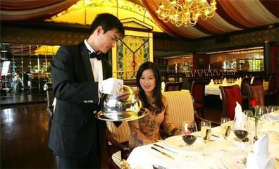 學習不好長大就當服務員？做餐飲的太冤了！